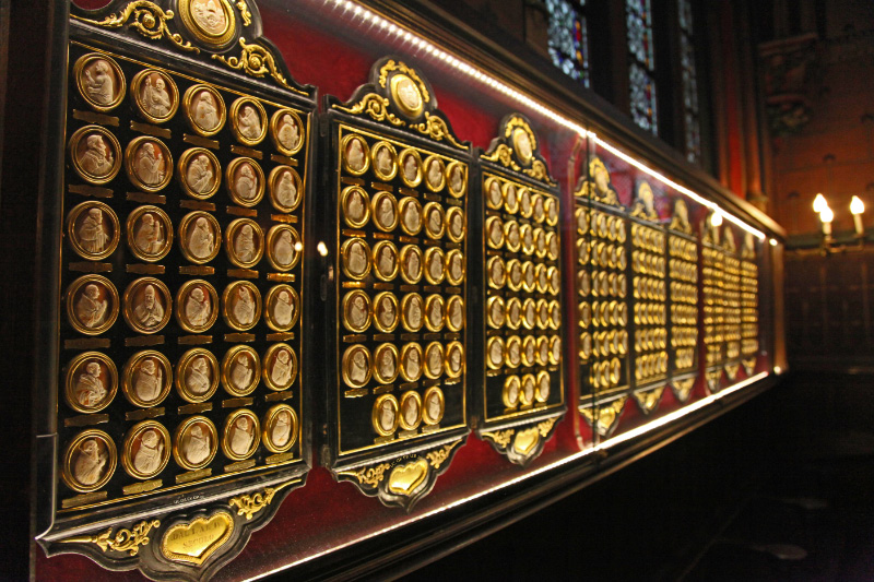 medallions of popes in Notre Dame de Paris