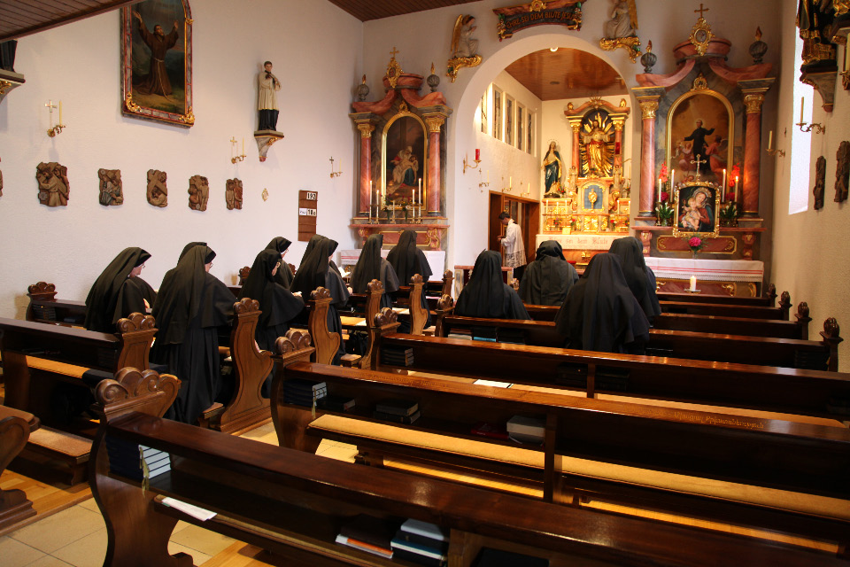 Heilige Messe in The Convent of Perpetual Adoration of the Most Precious Blood of Christ, founded in 1858 – Das Frauenkloster von der ewigen Anbetung des Kostbaren Blutes Christi wurde 1858 von Pater Franz Sales Brunner gegründet